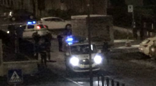 Il camion e le pattuglie della polizia locale sul luogo dell'incidente Il camion e le pattuglie della polizia locale sul luogo dell'incidente