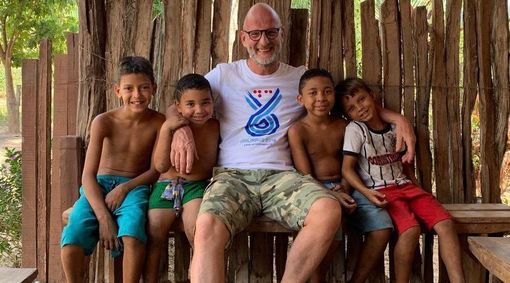 Roberto Bof felice in Brasile nel 2019 in mezzo ai bimbi dello Stato di Maranhão che hanno i banchi ma non i libri e giocano con palloni di pezza a piedi nudi su strade in terra rossa