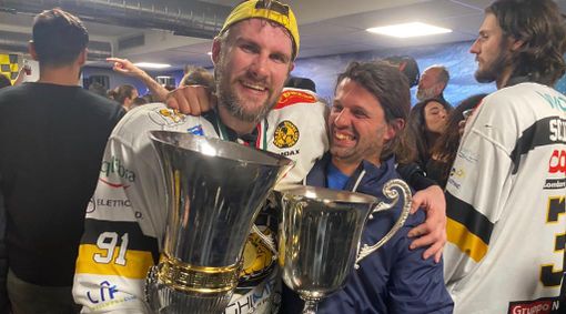 Edoardo Raimondi con le due coppe vinte dai Mastini festeggia con Tommaso Teruggia al bar del palaghiaccio. Anche Marino lassù sarà contento...