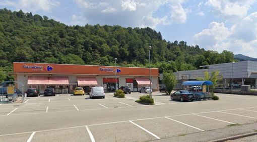 L'ex Carrefour di Mesenzana in una foto tratta da Google Street View L'ex Carrefour di Mesenzana in una foto tratta da Google Street View