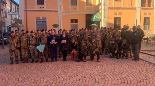 I sindaci Emanuela Quintiglio e Giuseppe Galli con i militari giunti in paese e il Gruppo Alpini locale (foto Comune di Viggiù)