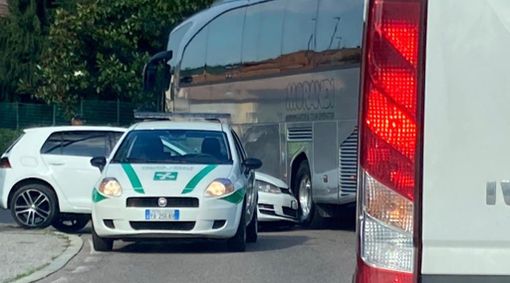 Scontro tra auto in via Monte Generoso a Varese Scontro tra auto in via Monte Generoso a Varese