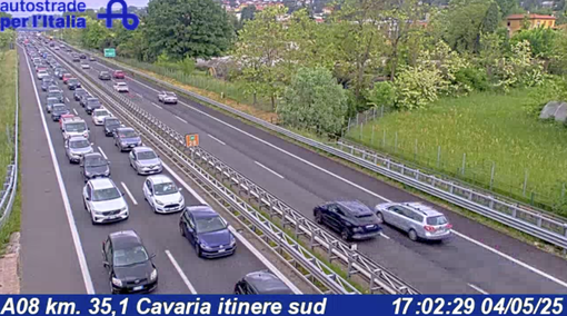 Le code in Autolaghi dopo l'incidente (foto webcam Autostrade per l'Italia)