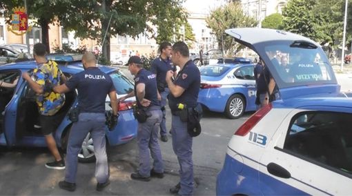 Controlli in zona stazioni a Varese: rintracciato straniero irregolare che girava con un machete davanti al supermercato Controlli in zona stazioni a Varese: rintracciato straniero irregolare che girava con un machete davanti al supermercato