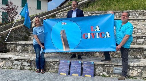 Mauro Gregori, a sinistra, insieme al candidato Carlo Alberto Coletto e a Raffaella Demattè di Varese in Azione durante la presentazione delle tre petizioni su Sacro Monte, Torre Civica e sottopassi a inizio giugno
