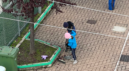 Escono a pulire il cortile nel gelo: così i bimbi ucraini dicono grazie