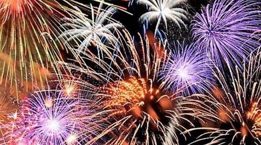 Un sabato sera di fuochi d'artificio sul Ticino: spettacolo pirotecnico a Sesto Calende