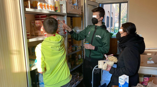 Frati, l'aiuto dei giovani alla bottega della solidarietà