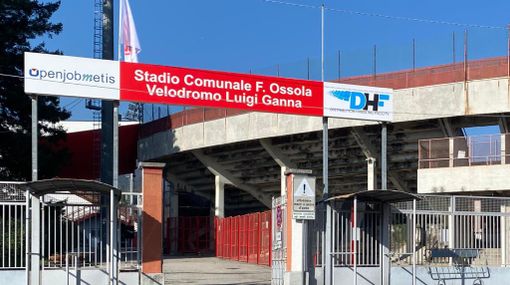 Nuova insegna bianca e rossa (con sponsor) all'ingresso dello stadio Franco Ossola Nuova insegna bianca e rossa (con sponsor) all'ingresso dello stadio Franco Ossola