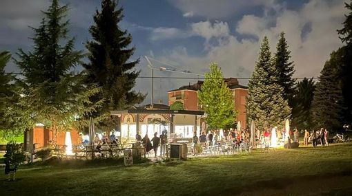 Il chiosco Cill del parco Mantegazza a Varese immerso nella magia della sera