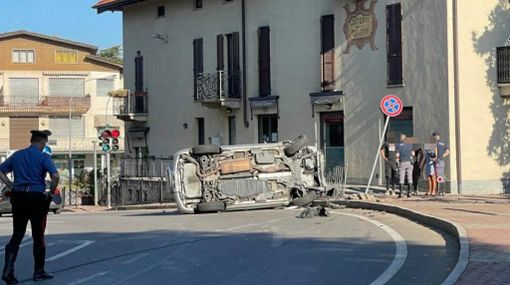 Casciago, scontro all'incrocio di via Matteotti. Auto abbatte un palo e si ribalta in carreggiata