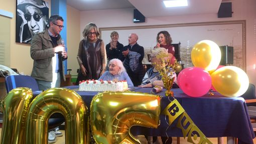 Festa a Gallarate per i 105 anni di Armida Palazzi: «Ne avrò un’ottantina» scherza la decana della Rsa Camelot Festa a Gallarate per i 105 anni di Armida Palazzi: «Ne avrò un’ottantina» scherza la decana della Rsa Camelot
