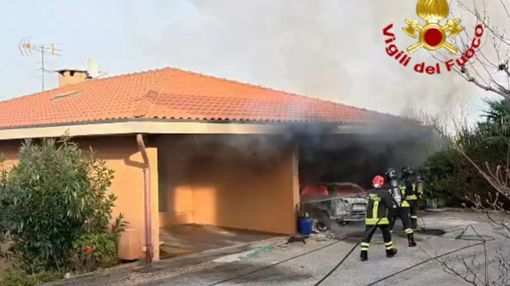 Ranco, auto e scooter in fiamme in garage: casa inagibile Ranco, auto e scooter in fiamme in garage: casa inagibile