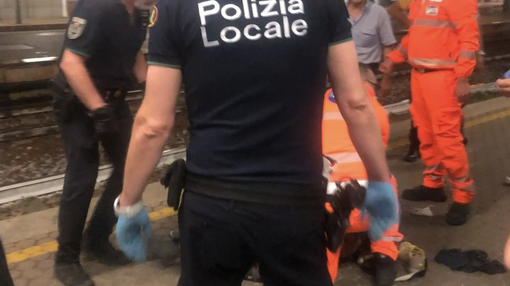 Saronno, esagitato sui binari blocca i treni. Risolutivo l’intervento della polizia locale e dei soccorsi Saronno, esagitato sui binari blocca i treni. Risolutivo l’intervento della polizia locale e dei soccorsi