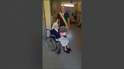 Suor Piera Mapelli con il sindaco Giuseppe Iocca Suor Piera Mapelli con il sindaco Giuseppe Iocca