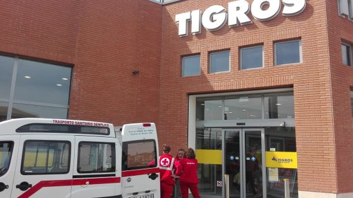 La raccolta alimentare della Cri Valceresio: «La pandemia ha inasprito la situazione anche nella nostra Valle»