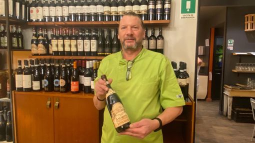 Andrea Carcano, proprietario del C'era Una Volta Ristò, davanti alla nuova selezione di vini Andrea Carcano, proprietario del C'era Una Volta Ristò, davanti alla nuova selezione di vini