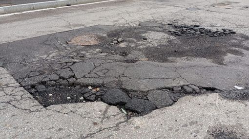 Saltato ancora l'asfalto tra via Monte Generoso e via Adriatico, a Bizzozero Saltato ancora l'asfalto tra via Monte Generoso e via Adriatico, a Bizzozero