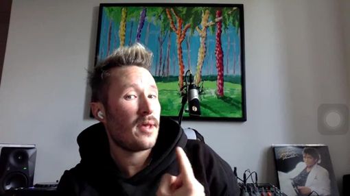 Il "Colonnello" non se ne sta con le mani in mano: musica giusta, sindaco, infermieri e storie di giovani in diretta sulla web radio di Morazzone