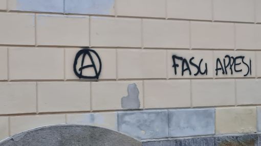 Busto, identificati gli autori delle scritte sul Comune Busto, identificati gli autori delle scritte sul Comune