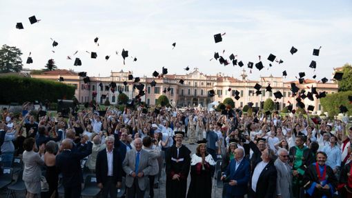 Università dell'Insubria: in trecento per il corteo nel centro di Varese e per il lancio del tocco ai Giardini Estensi
