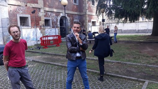 Daniele Bossari di fronte alle ex carceri di Busto