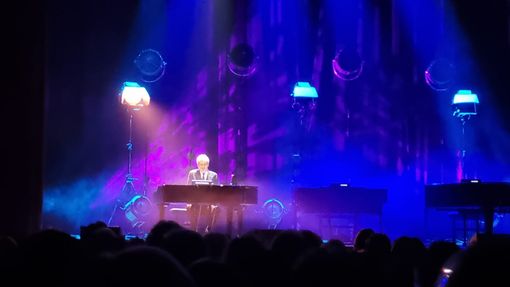 Baglioni a Busto e sotto le foto del controllo del suono e del camerino postate dall'artista