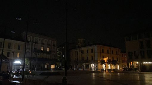 Lampioni spenti, centro di Busto al buio