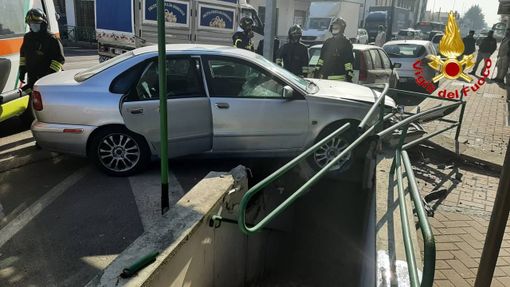 Auto esce di strada e finisce in bilico sul sottopasso: paura a Gerenzano