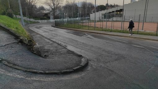 Sopra: l'area interessata dallo sversamento. In basso: la polizia locale blocca gli accessi Sopra: l'area interessata dallo sversamento. In basso: la polizia locale blocca gli accessi