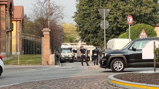 Gallarate: camion incastrato nel sottopasso di via Venegoni