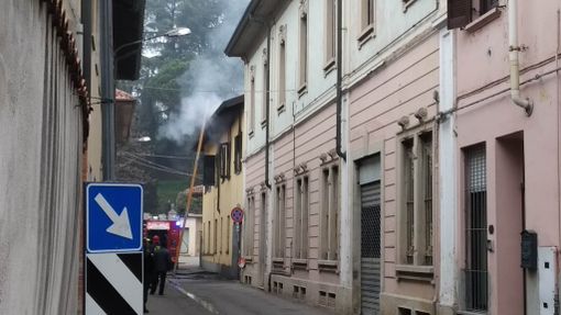 Fiamme a Cassano Magnago, 18enne sfugge all’incendio della sua casa