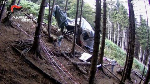 Uno dei giovani mentre si avvicina alla funivia