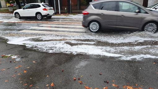 FOTO E VIDEO Busto, un “fiume” d’acqua e schiuma su viale Alfieri
