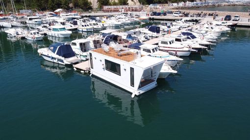 Arriva ad Andora la prima HOUSEBOAT della Liguria: un nuovo modo di vivere il mare firmato BlueBay Group SRL e Skorpion SRL