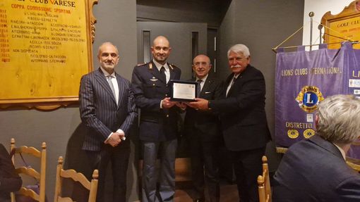 VIDEO Il Lions Club Varese premia il poliziotto che combatte il cyber bullismo