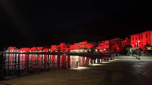 Il lungolago di Porto Ceresio illuminato per San Valentino Il lungolago di Porto Ceresio illuminato per San Valentino