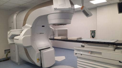 Nella foto, il nuovo acceleratore lineare in fase di installazione Nella foto, il nuovo acceleratore lineare in fase di installazione