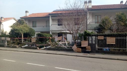 Ringhiere ancora giù e cartelli di protesta lungo via Rodari Ringhiere ancora giù e cartelli di protesta lungo via Rodari