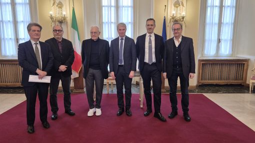 Da sinistra: il vice presidente Fondazione Ubi Luigi Jemoli, l’assessore alla Cultura Enzo Laforgia, il presidente della Fondazione Ubi Antonio Bulgheroni, il sindaco Davide Galimberti, Daniele Fulvio Pastore di Banca Intesa e il professor Fabio Sartorelli