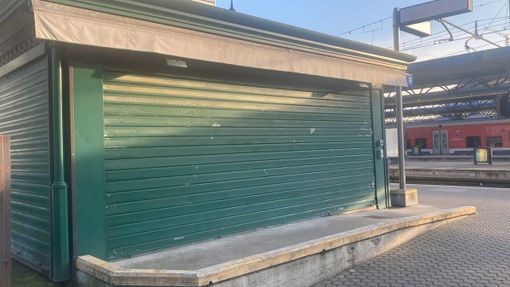 La foto della postazione chiusa sulla prima banchina della stazione di Saronno