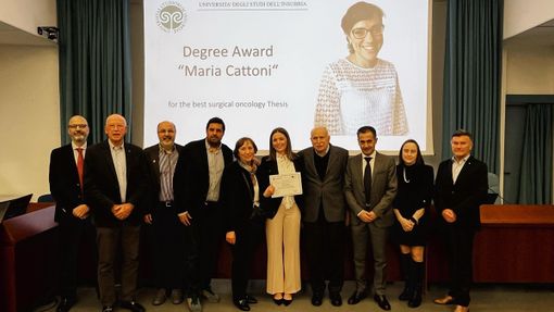 Foto di gruppo: Andrea Imperatori, Lorenzo Dominioni, Stefano La Rosa, Matteo Tozzi, la vincitrice Miriam Leoni tra i genitori di Maria Cattoni, Nicola Rotolo, la cugina di Maria Cattoni Maria Grazia e Giulio Carcano