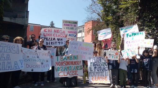 La protesta dei genitori della scuola Ugo Foscolo di Varese