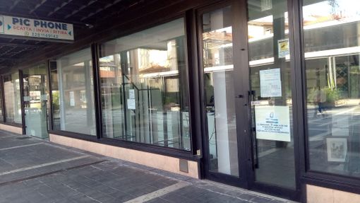 Le vetrina di Pic Phone, ormai vuote, in piazza XX Settembre Le vetrina di Pic Phone, ormai vuote, in piazza XX Settembre