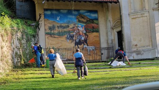 Volontarie e volontari del Cai Senior oggi in azione sulla Via Sacra