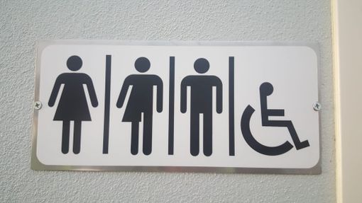 Dalle fabbriche (e non solo) parte la rivoluzione dei bagni gender neutral Dalle fabbriche (e non solo) parte la rivoluzione dei bagni gender neutral