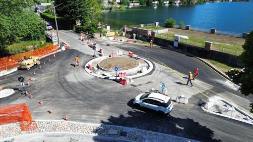 I lavori di realizzazione della rotonda a Porto Ceresio I lavori di realizzazione della rotonda a Porto Ceresio
