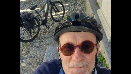 Il nostro Mario Chiodetti e la sua bici pronti a sfidare il caldo tropicale di una domenica di giugno a Varese
