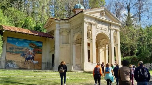 Riscoprire il Sacro Monte arrivando dallo storico sentiero di Velate, come una volta Riscoprire il Sacro Monte arrivando dallo storico sentiero di Velate, come una volta