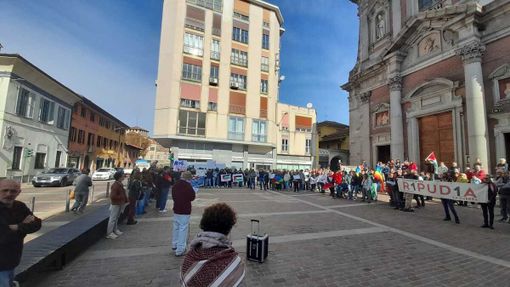 Un'immagini del sit in di stamattina a Somma Lombardo a favore di Gaza Un'immagini del sit in di stamattina a Somma Lombardo a favore di Gaza